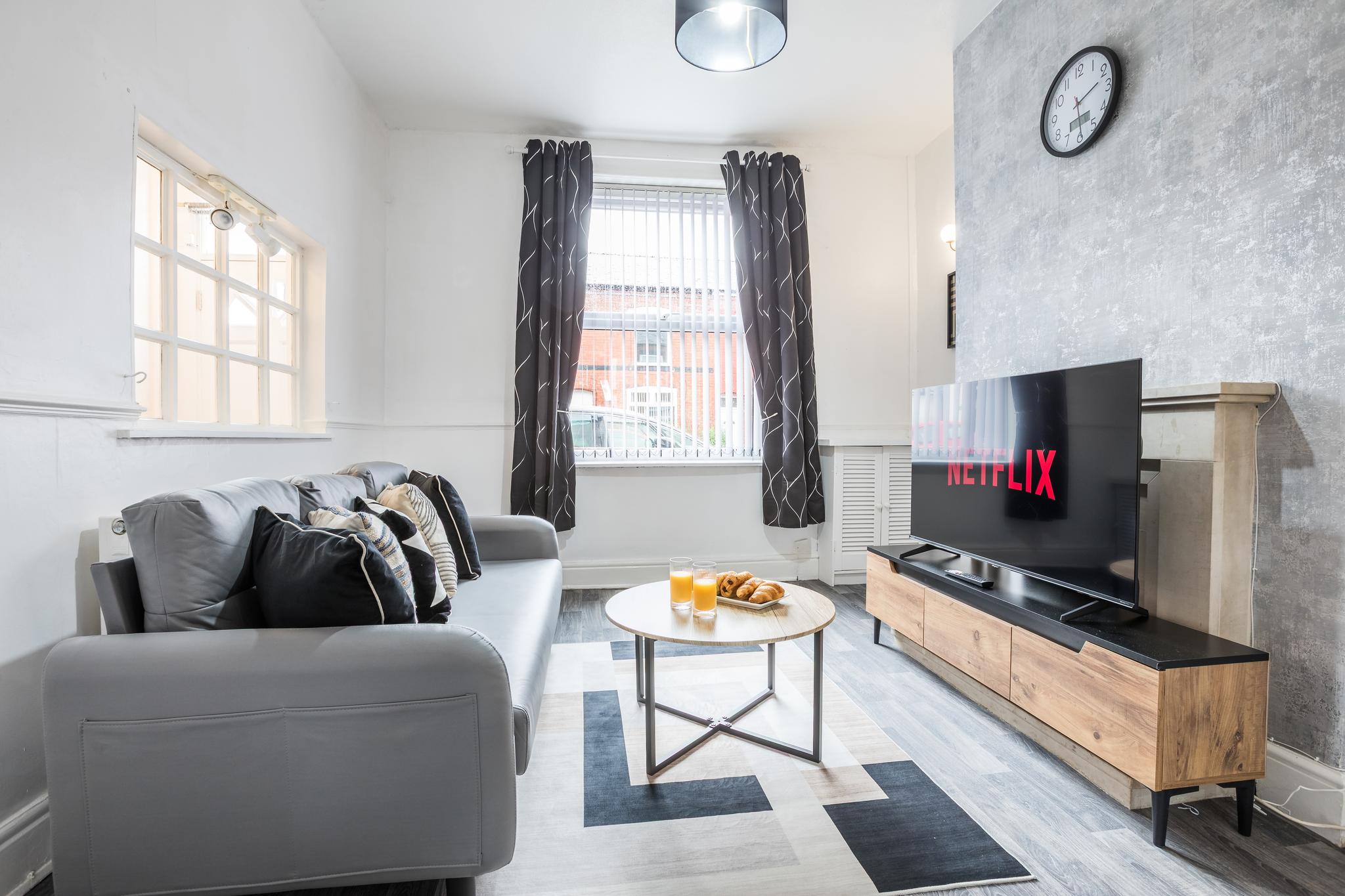 Modern 3BD House Manchester - Free Parking & WiFi1