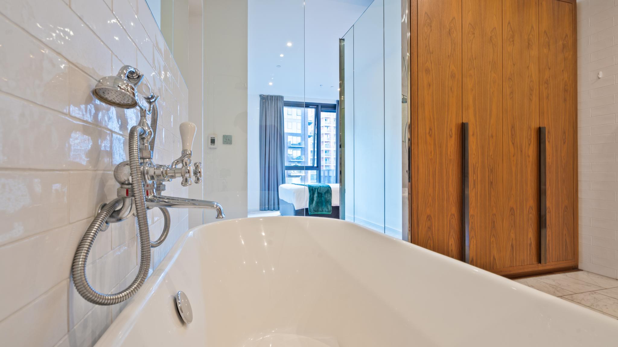 Bright 2-Bed, 2-Bath Balcony & View | Nine Elms5