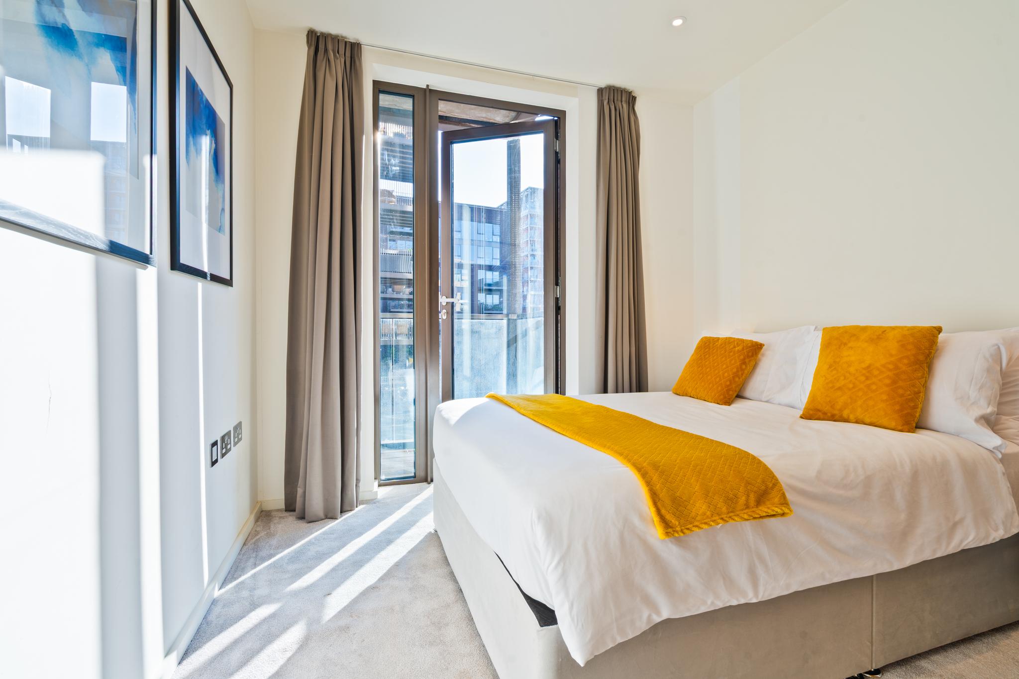 Bright 2-Bed, 2-Bath Balcony & View | Nine Elms1