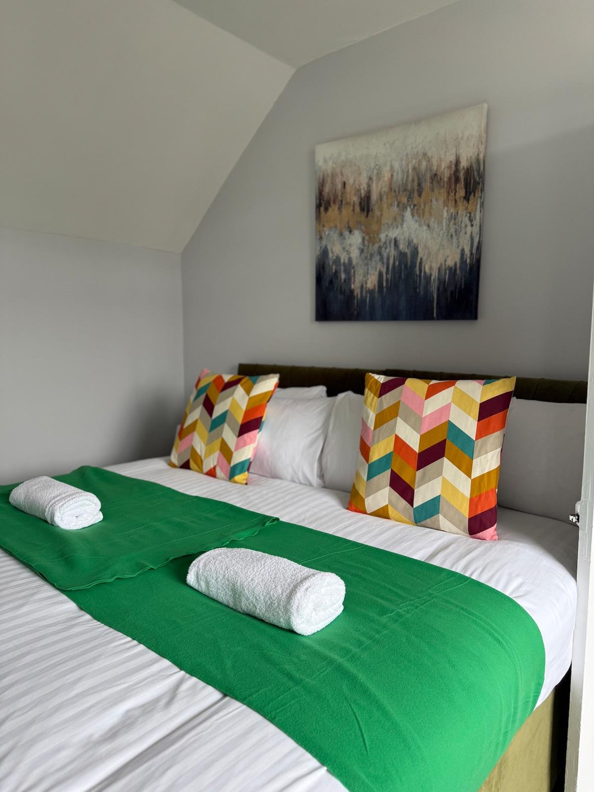 Spacious 3BR - Off-Street Parking -Nxt to Hospital1