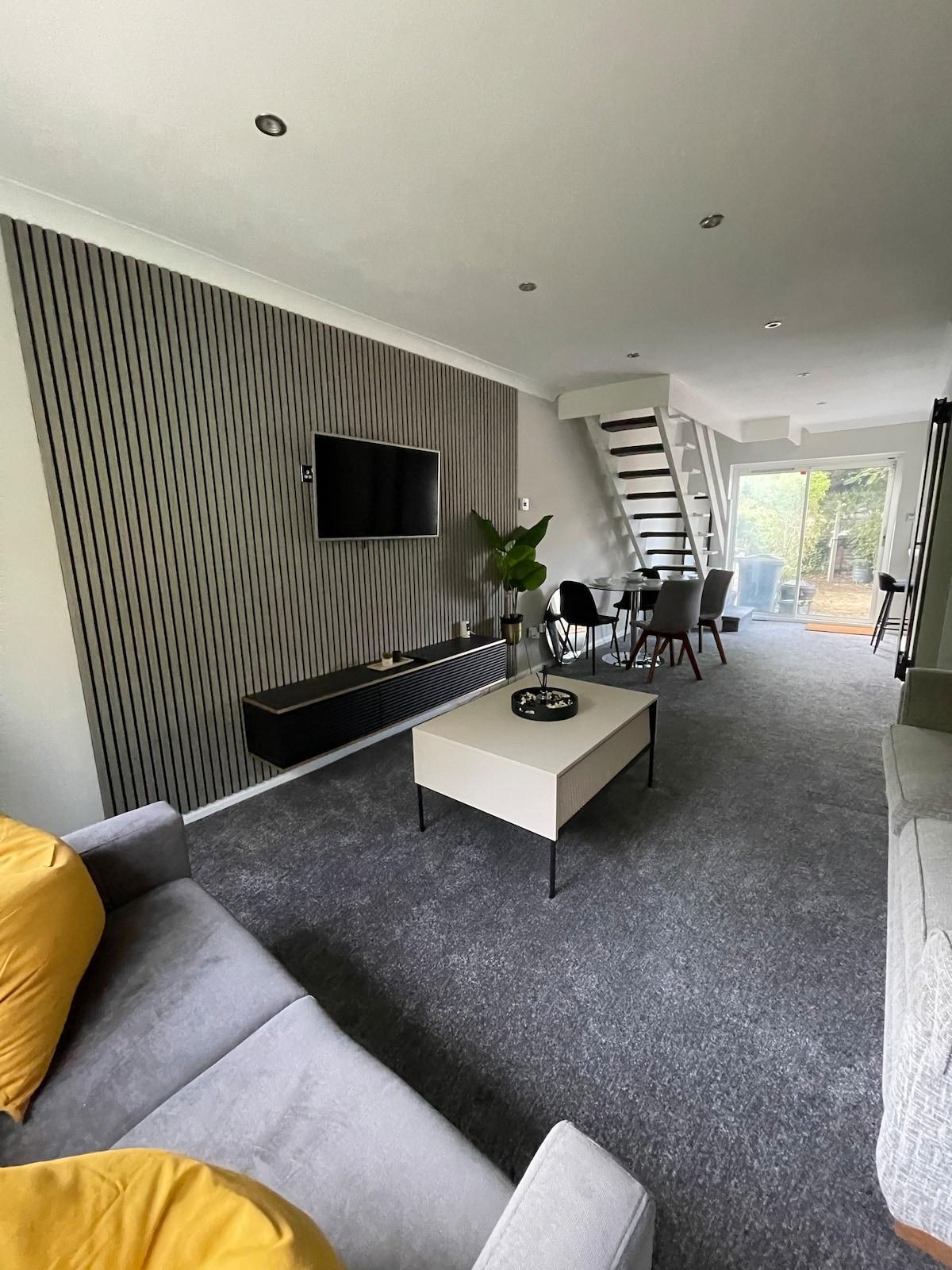 Modern 4-Bed Home2