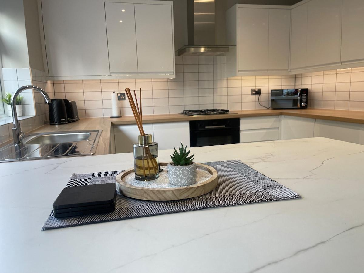 Modern 4-Bed Home3