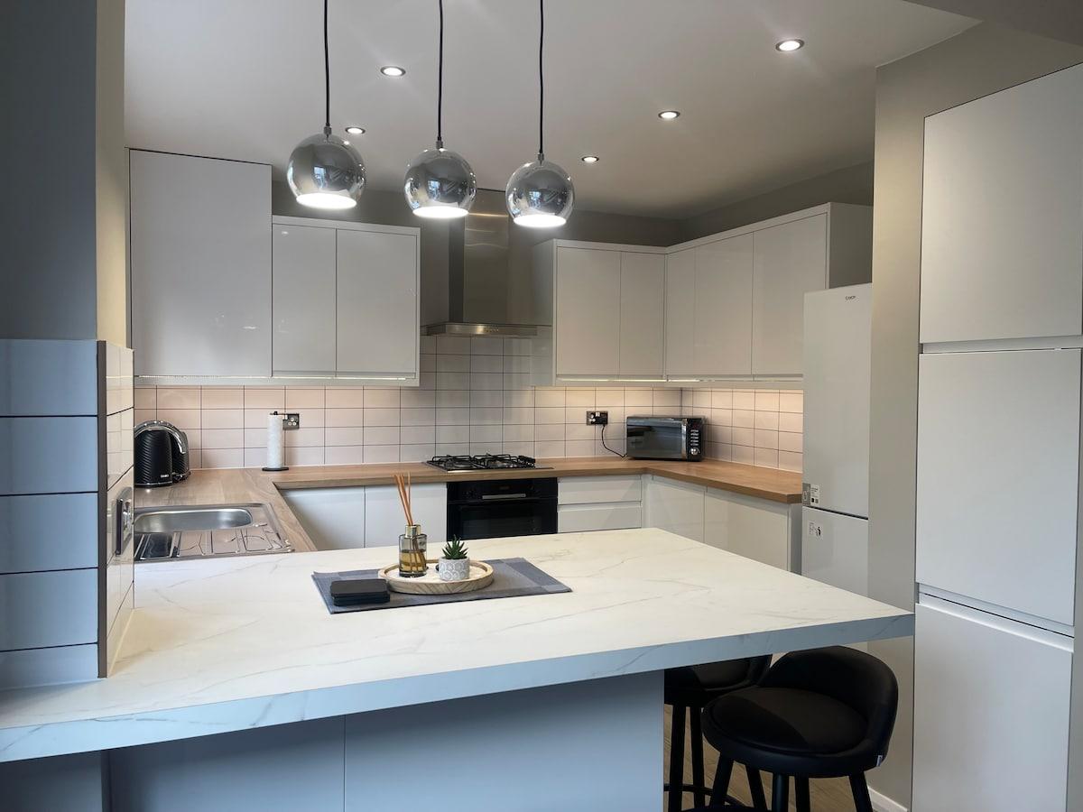 Modern 4-Bed Home4
