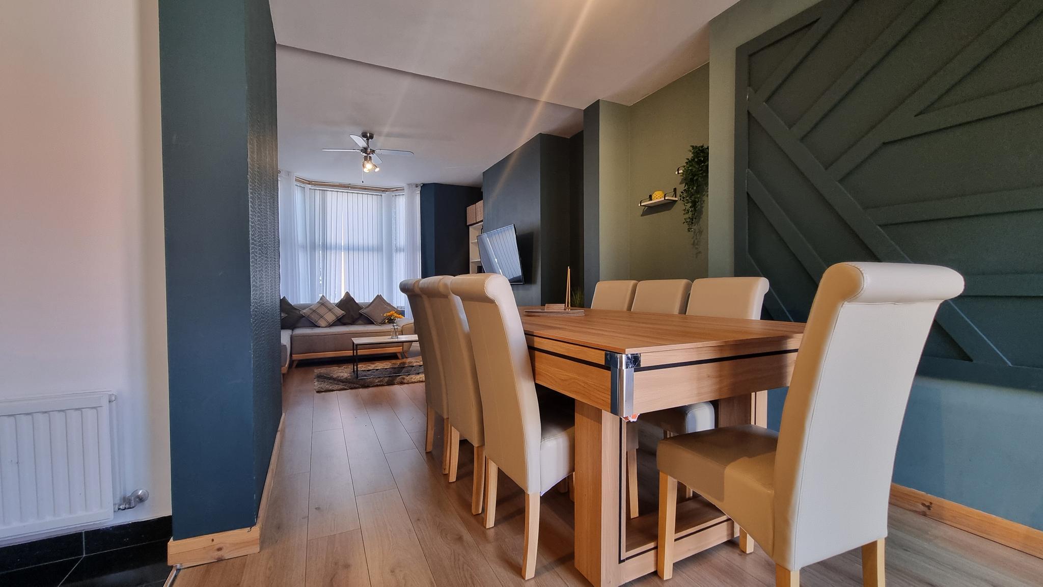 Luxury Group House | Games Room | Near Anfield6