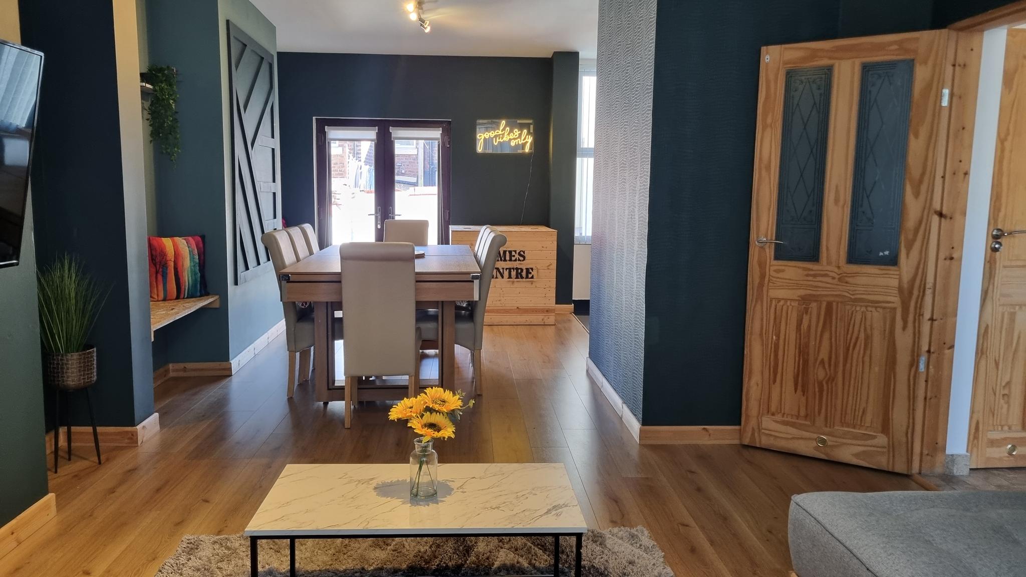 Luxury Group House | Games Room | Near Anfield1