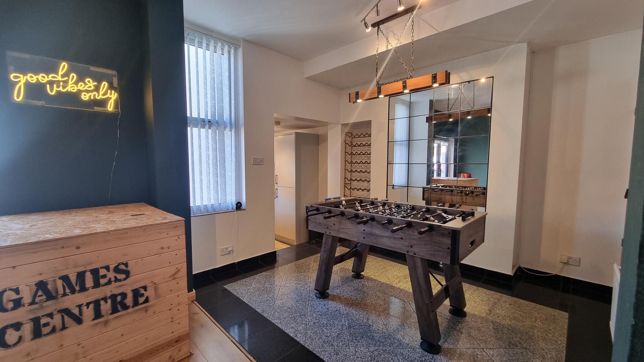 Luxury Group House | Games Room | Near Anfield4