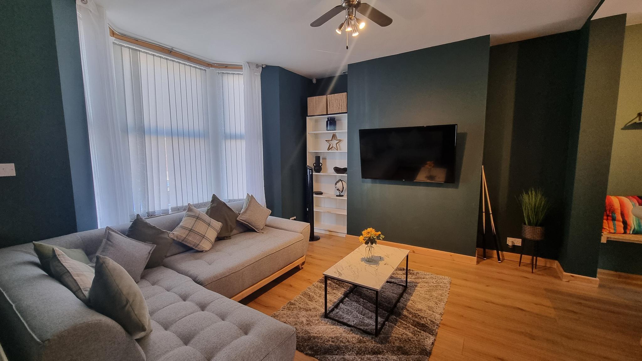 Luxury Group House | Games Room | Near Anfield3