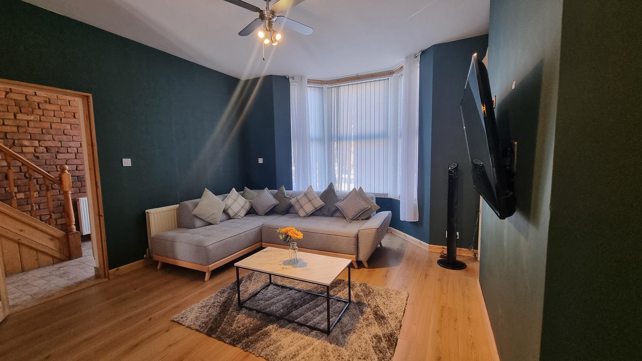 Luxury Group House | Games Room | Near Anfield2