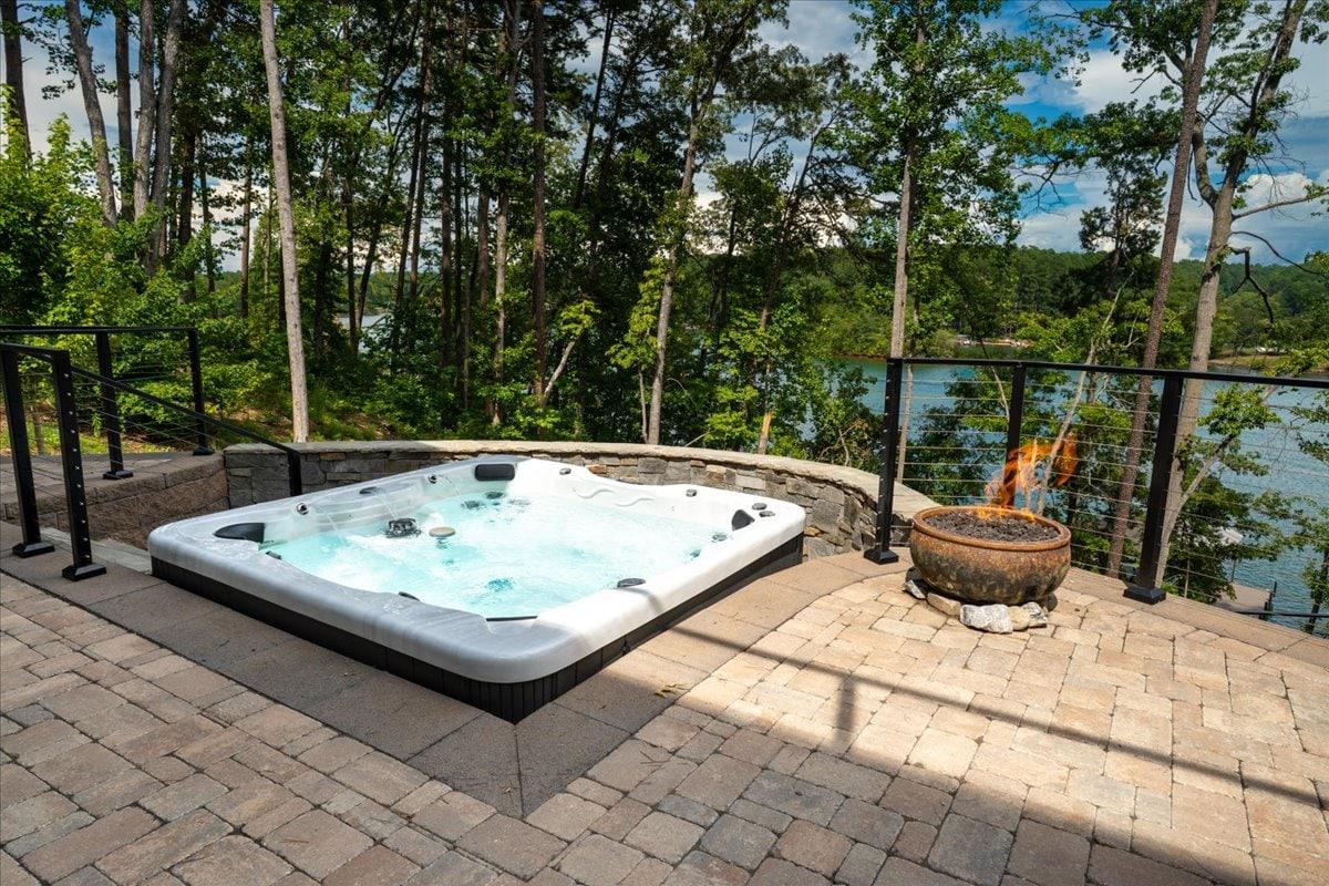 Sunrise Retreat on Lake Keowee with Hot Tub!1