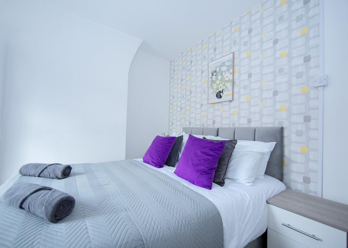 3 Beds | Contractor Ready | Wi-Fi | Street Parking1
