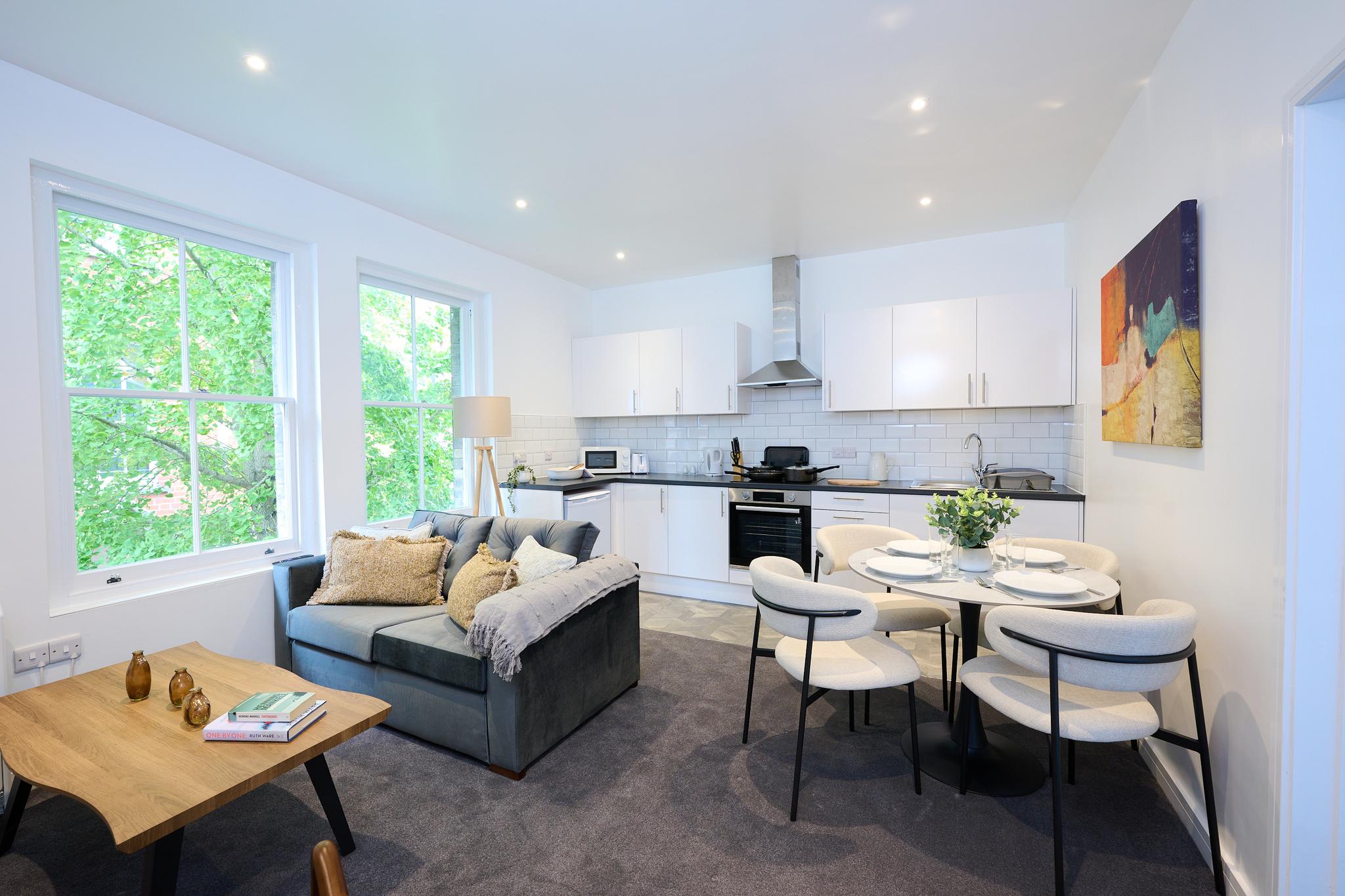 Warm, Bright & Practical: Central Bedford 2BR Flat1