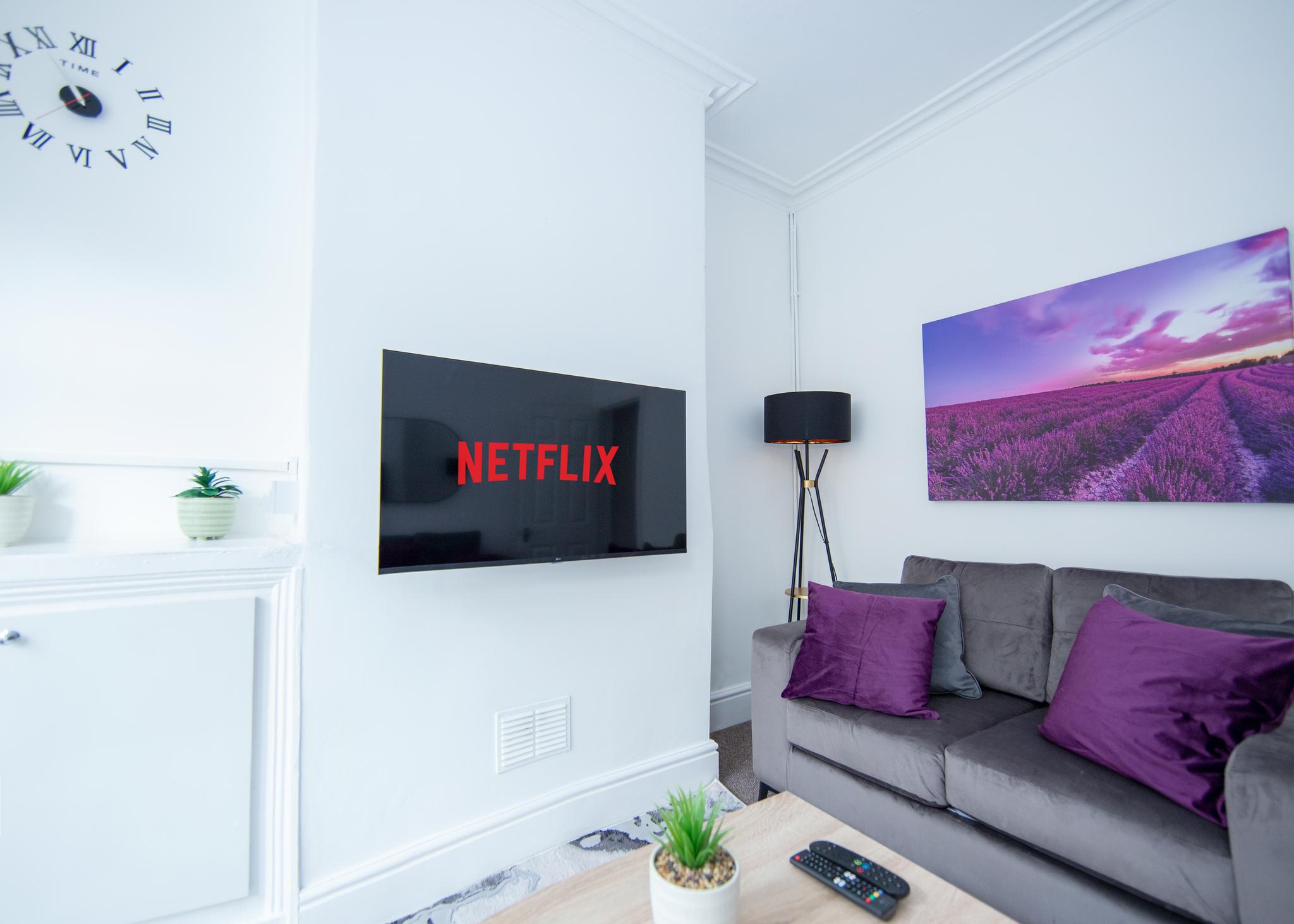 3 Beds | Contractor Ready | Wi-Fi | Street Parking5