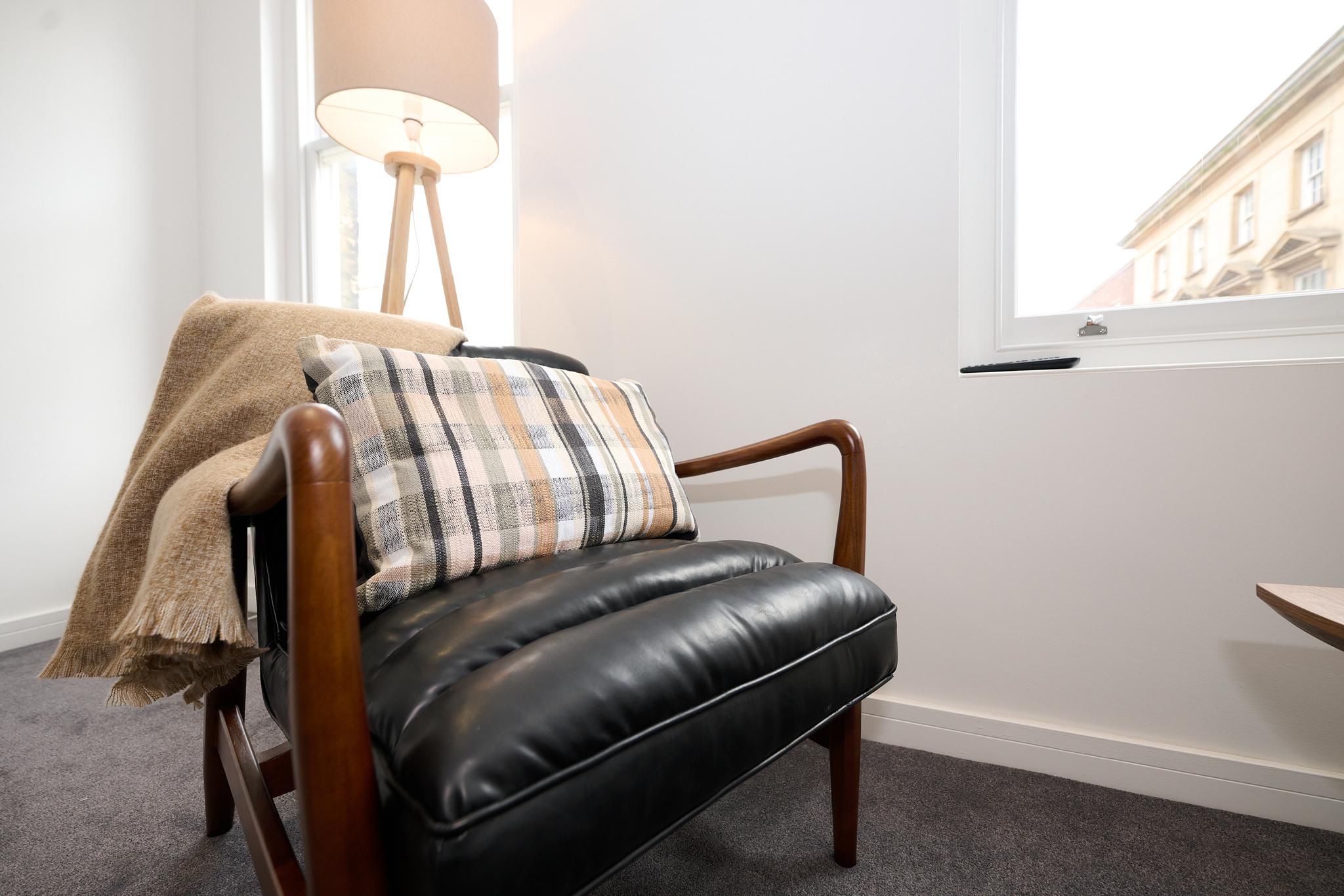 Warm, Bright & Practical: Central Bedford 1BR Flat4