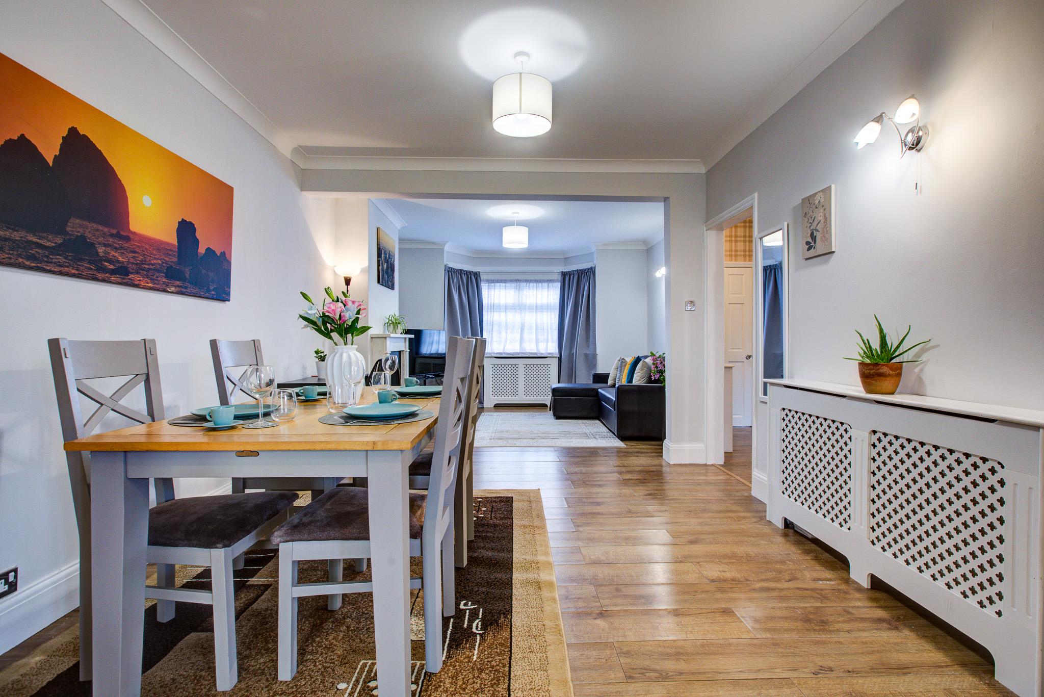 Spacious 4-Bed House in Welling - Free parking5