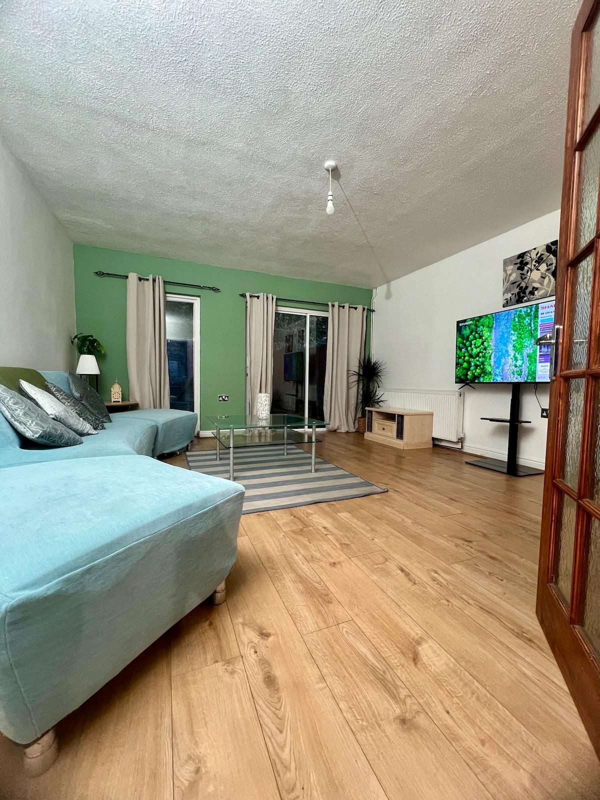 Bright 3-Bed Home for Professional Stays1