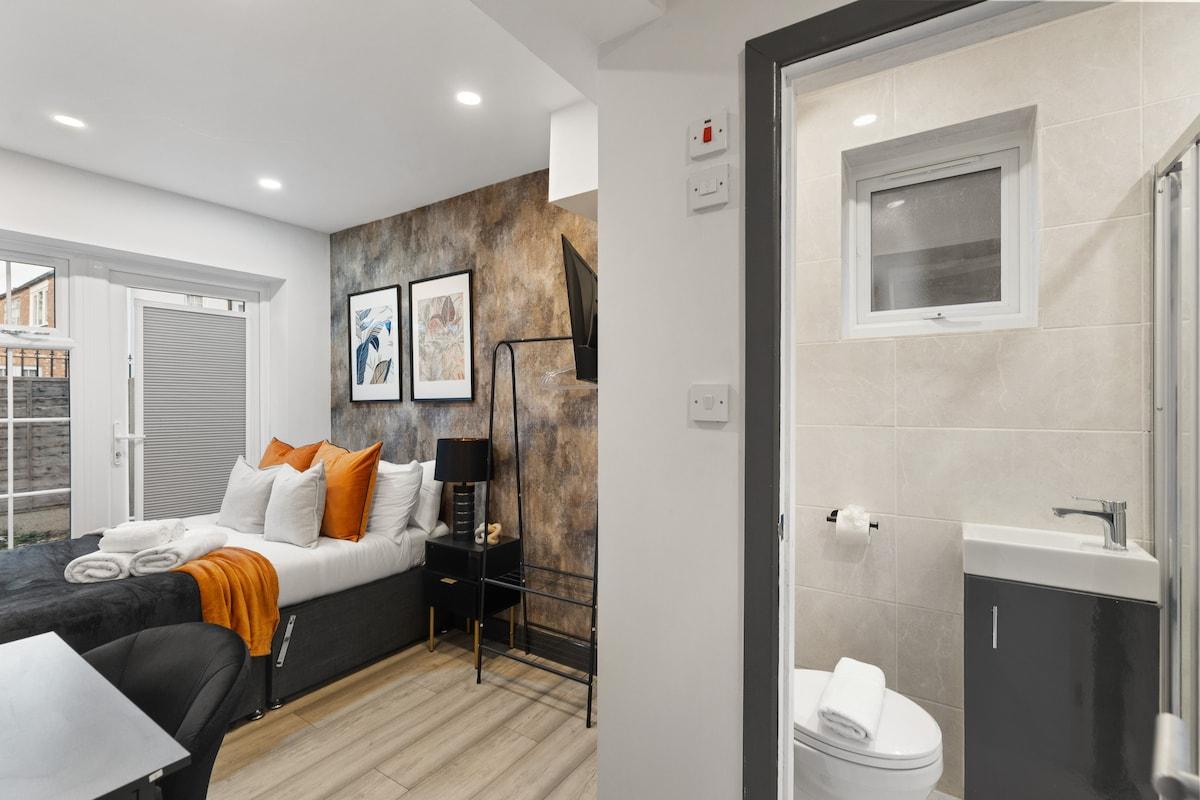 Stylish Studio+Parking Fast access Central London1