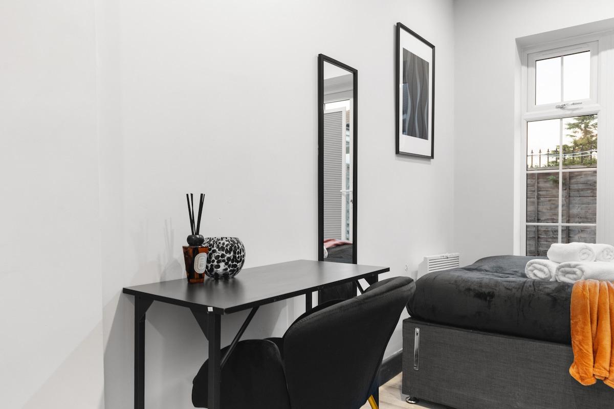 Stylish Studio+Parking Fast access Central London3
