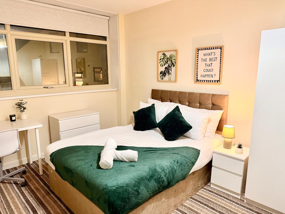 Central Huddersfield 3BR Apartment 3 Bath Parking1