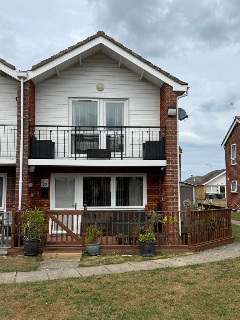 Lovely 3 Bedroom holiday Home Next to the Sea1