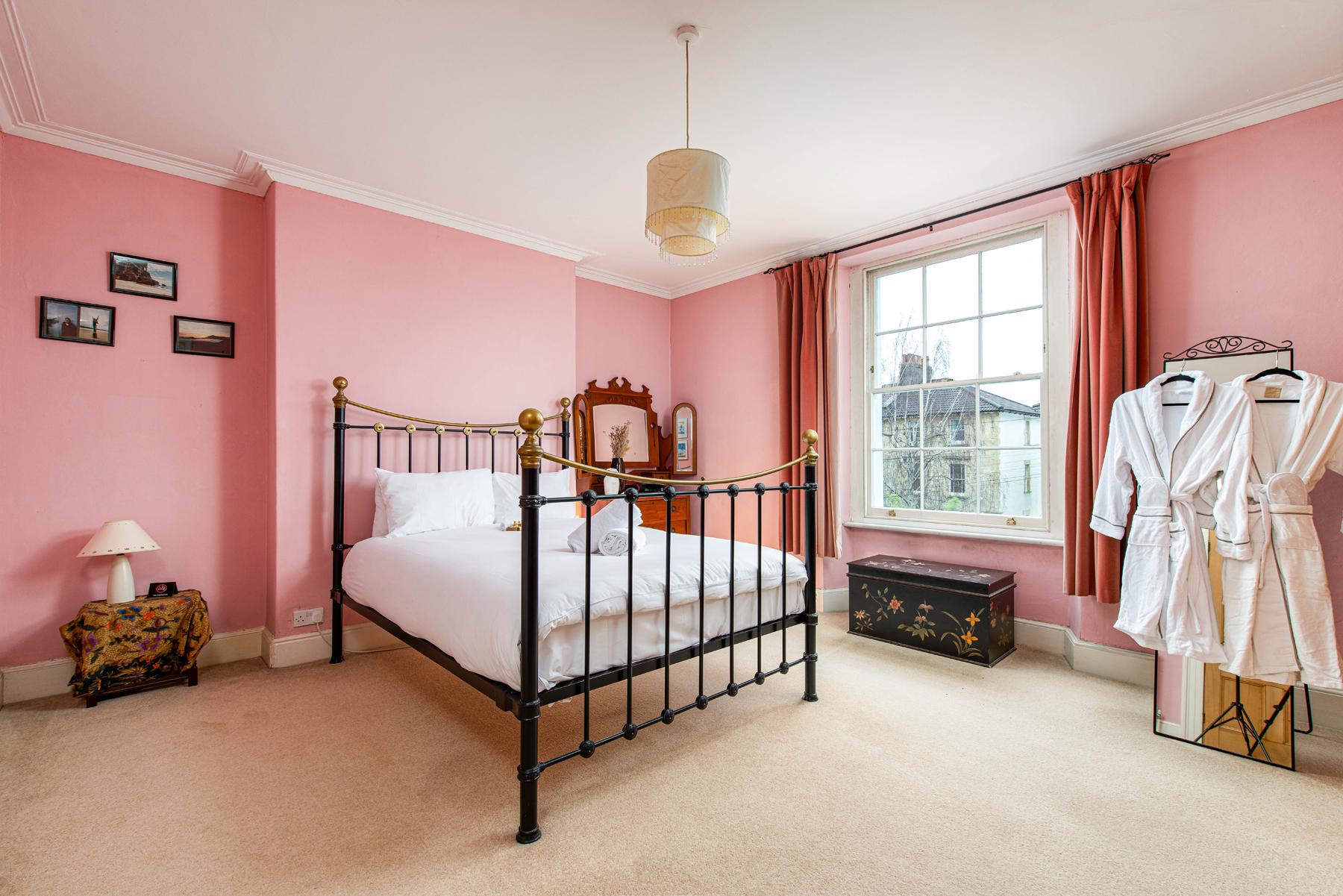 Refined Period 4BD Cotham Home-Sleeps 6-Garage1