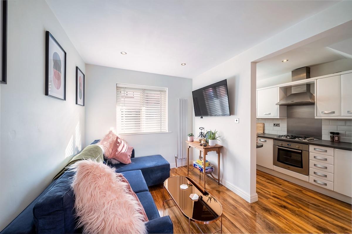 Chic Central House with Garden & Free Parking1