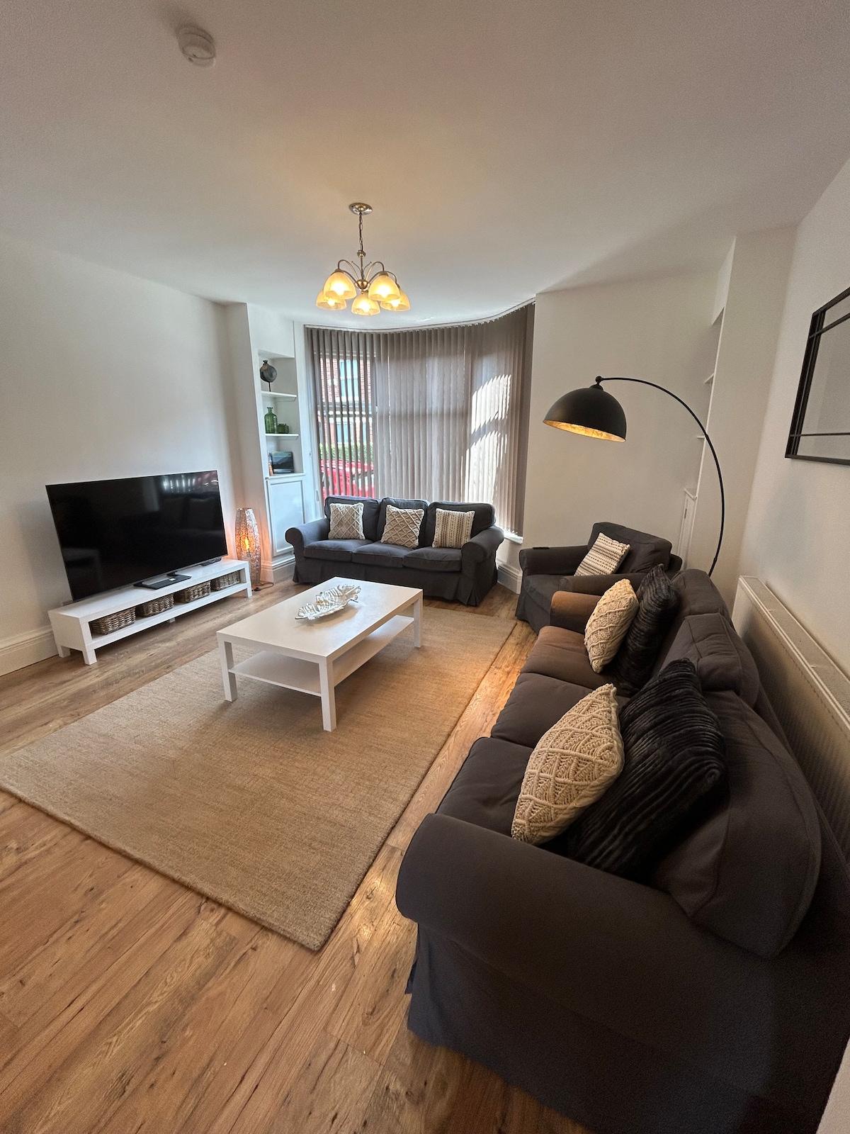 Beautiful 4BR Home near Chester Racecourse1