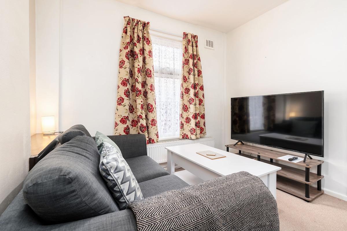 Convenient 2BR House with Great Transport Links1