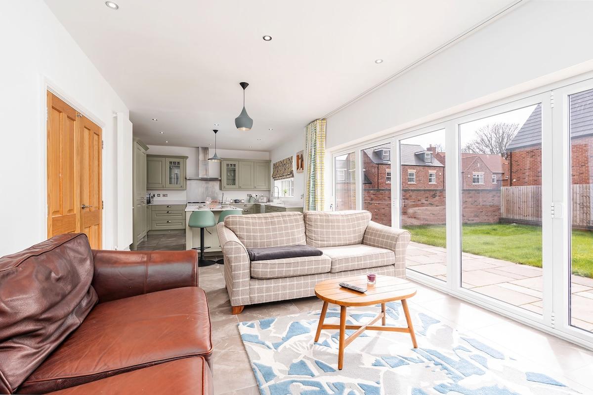 Beautiful Big Family Home: Sleeps 10, Park 3 Cars!1
