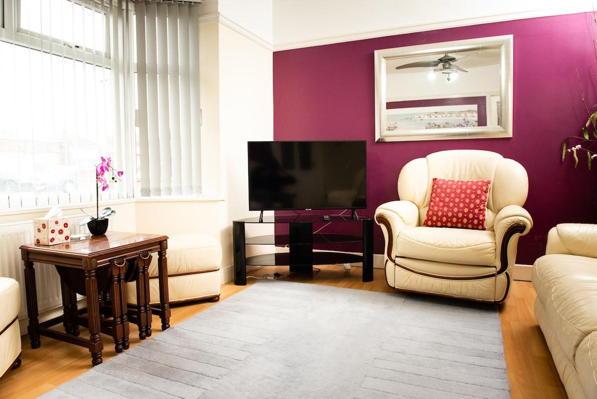 Stylish Retreat: 3BR Bungalow in Central Leicester1