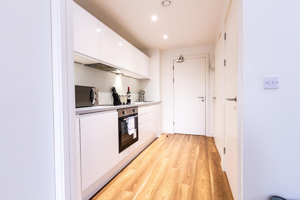 Stunning Centrally Located Studio Apt4