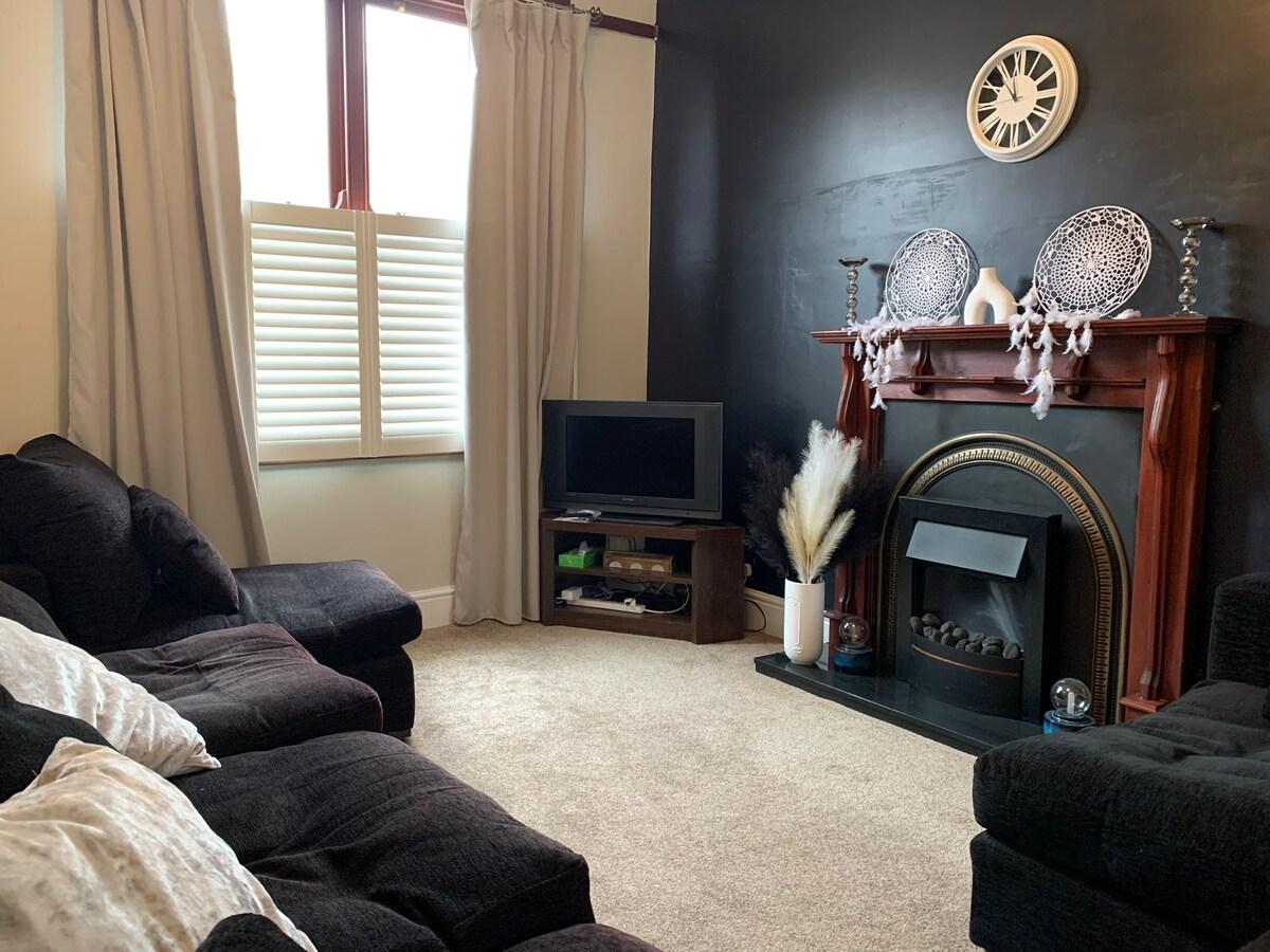 Beautifully Styled 2BR Home with Garden1