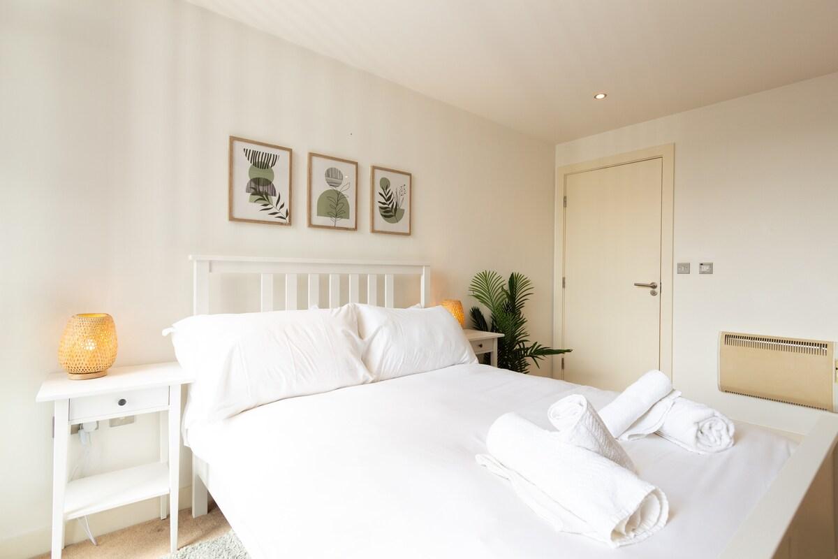 Central Gem: Cosy 2BR with Private Balcony1