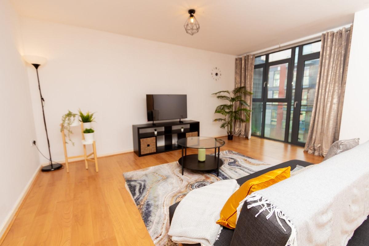 City Centre Getaway: Modern 1BR with Parking1