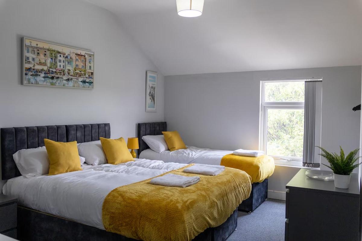 Spacious 4bed City Centre Home, Free Parking &Wifi1