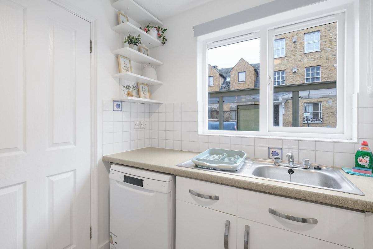 Charming 2-Bedroom, 1-Bath Apt. in Transom Square6