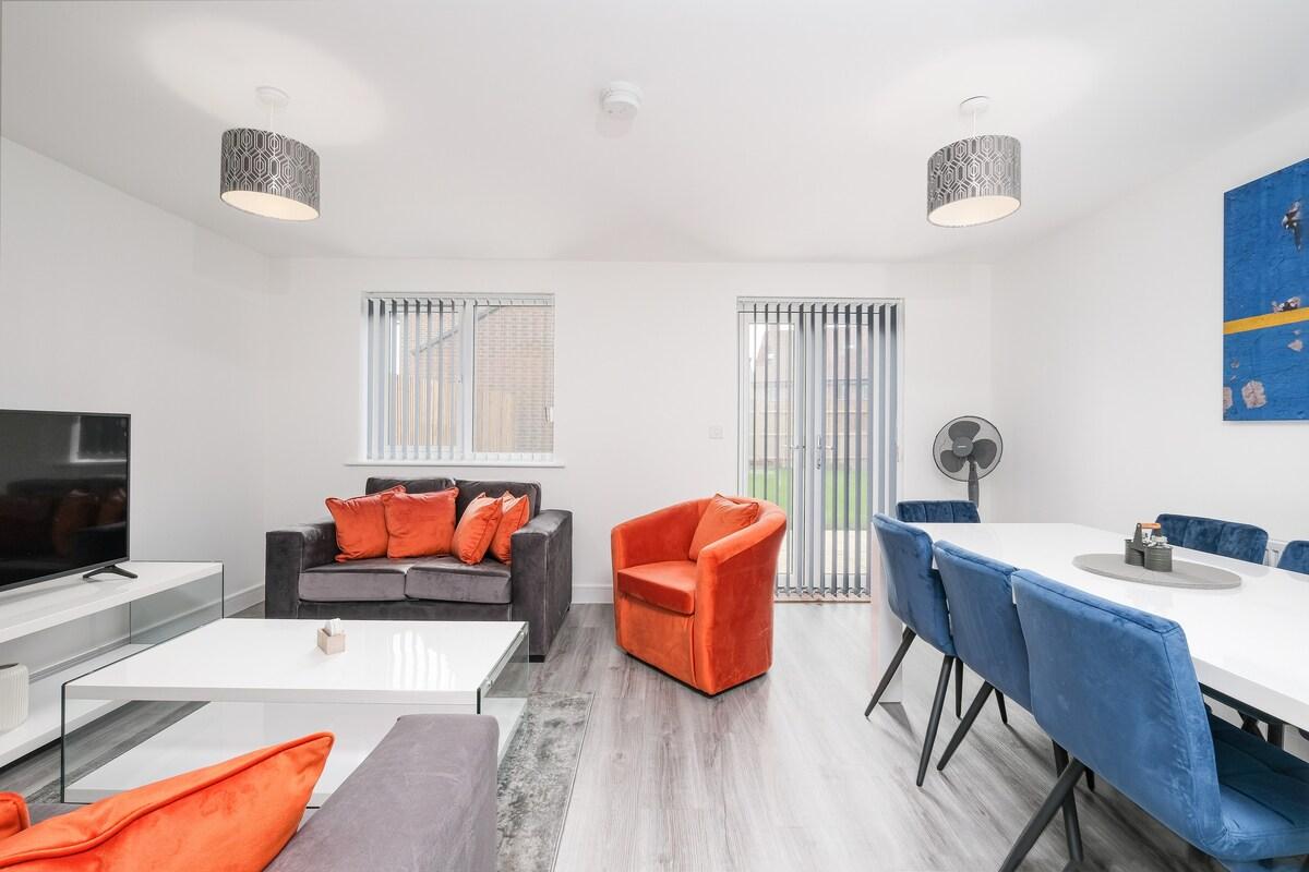 Modern 5 Bedroom 3 Bathroom Serviced House1
