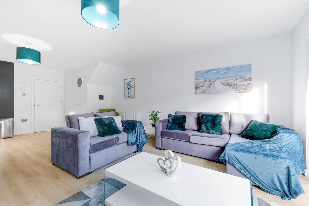 Spacious 4-Bed Home 01 w/ Parking in Farnham Royal1