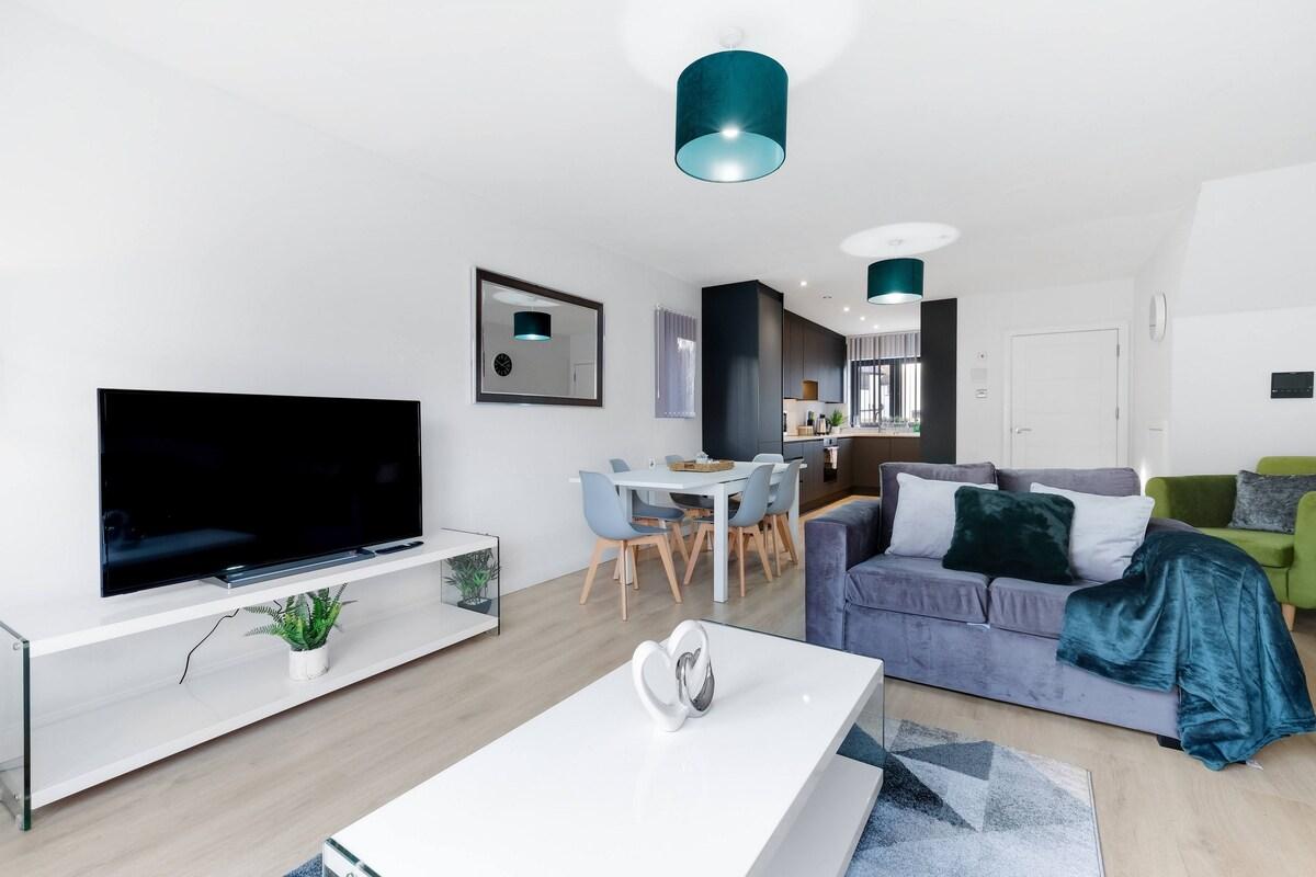 Spacious 4-Bed Home 03 w/ Parking in Farnham Royal2