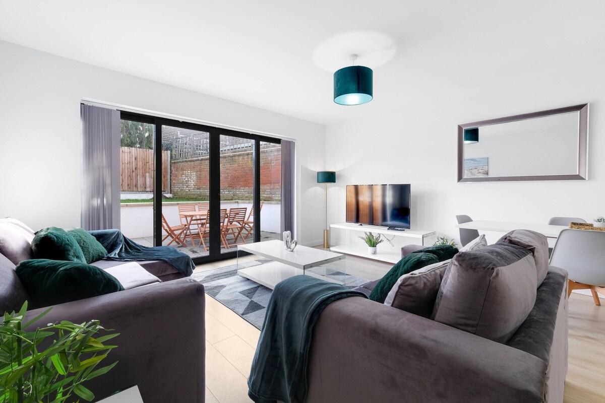 Spacious 4-Bed Home 03 w/ Parking in Farnham Royal3