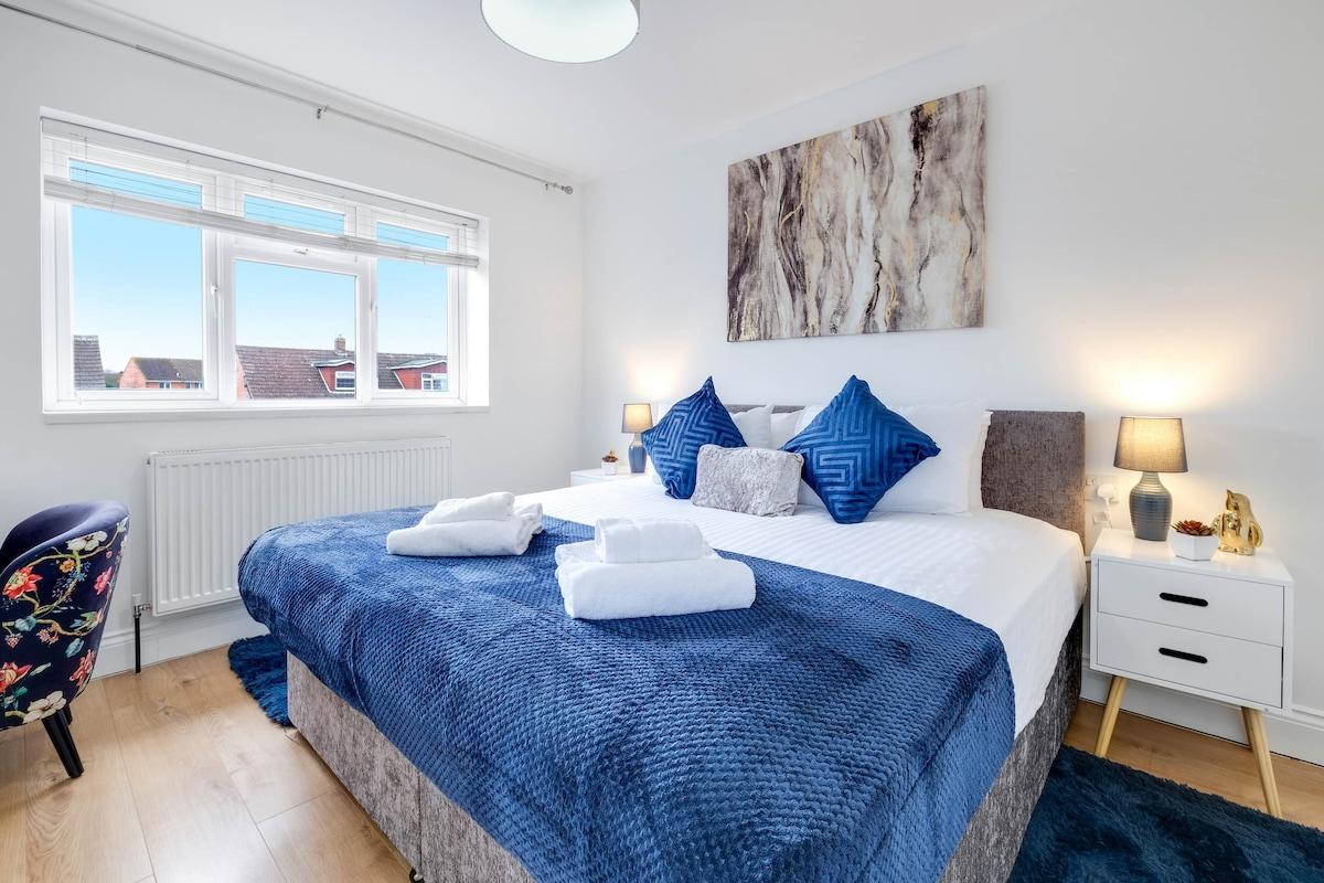 3 Bedroom House with Parking in Windsor1