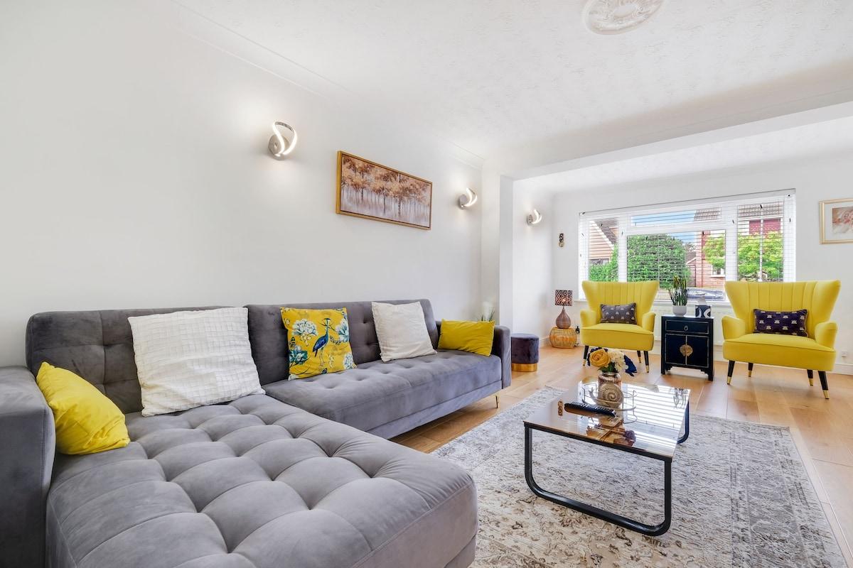 Luxury 5 BDR 2 BA House with Parking in Sandhurst1