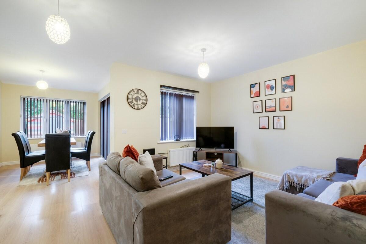 Modern Comfort 4 Bedroom, 3 Bath Hse in Maidenhead1