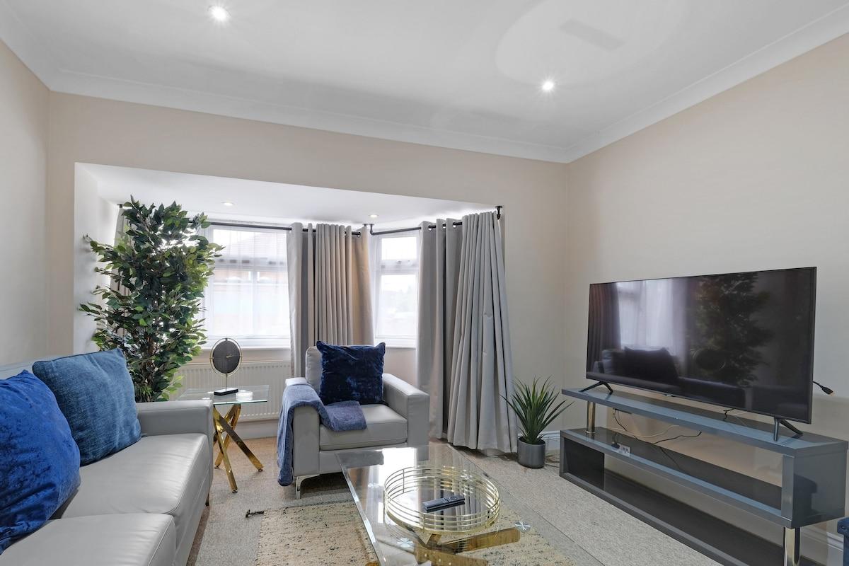 Stylish 4 bed 2-Bathroom Home in Brightside Avenue1