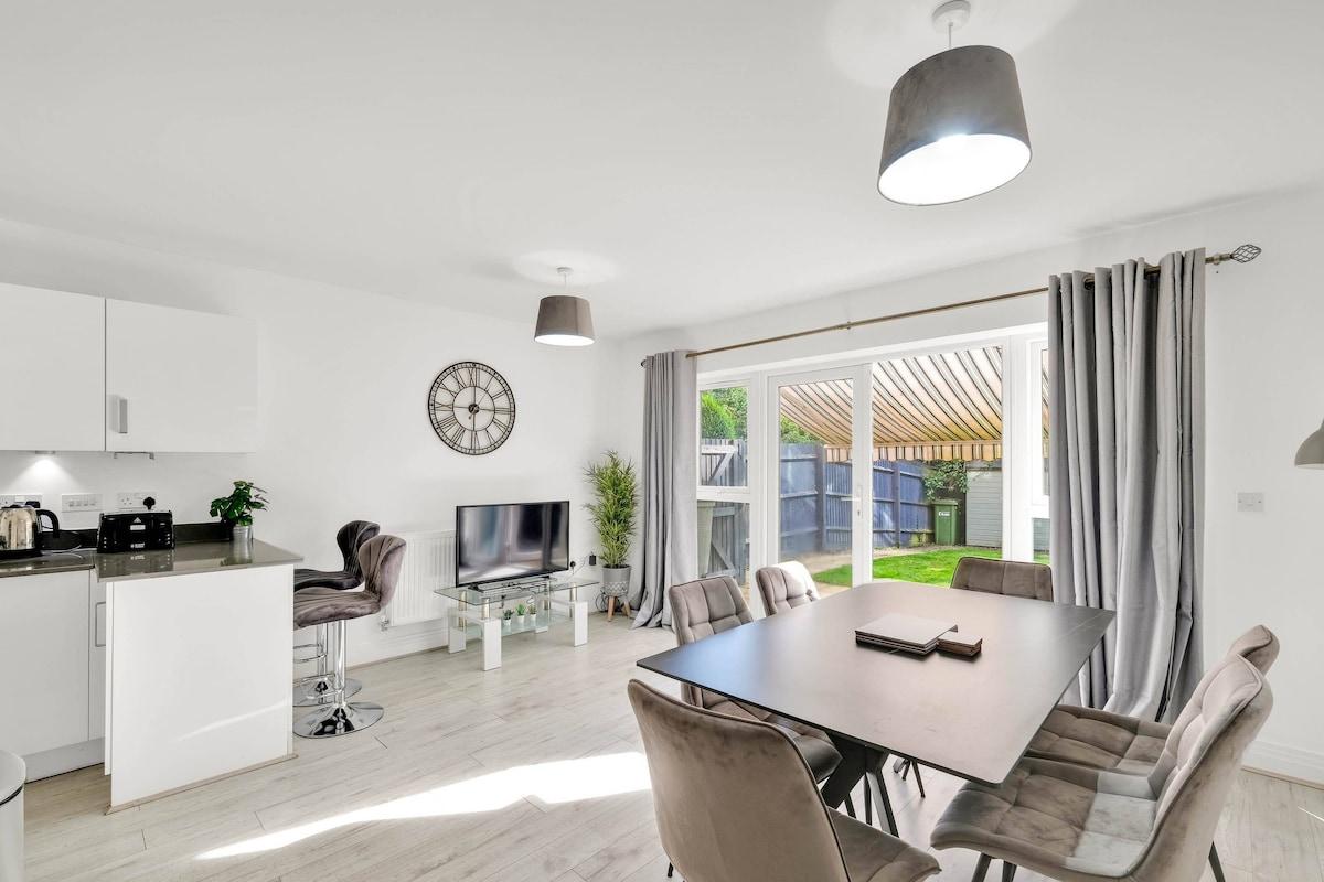 Foxherne 6BDR 3BA Serviced House 17 with Parking1