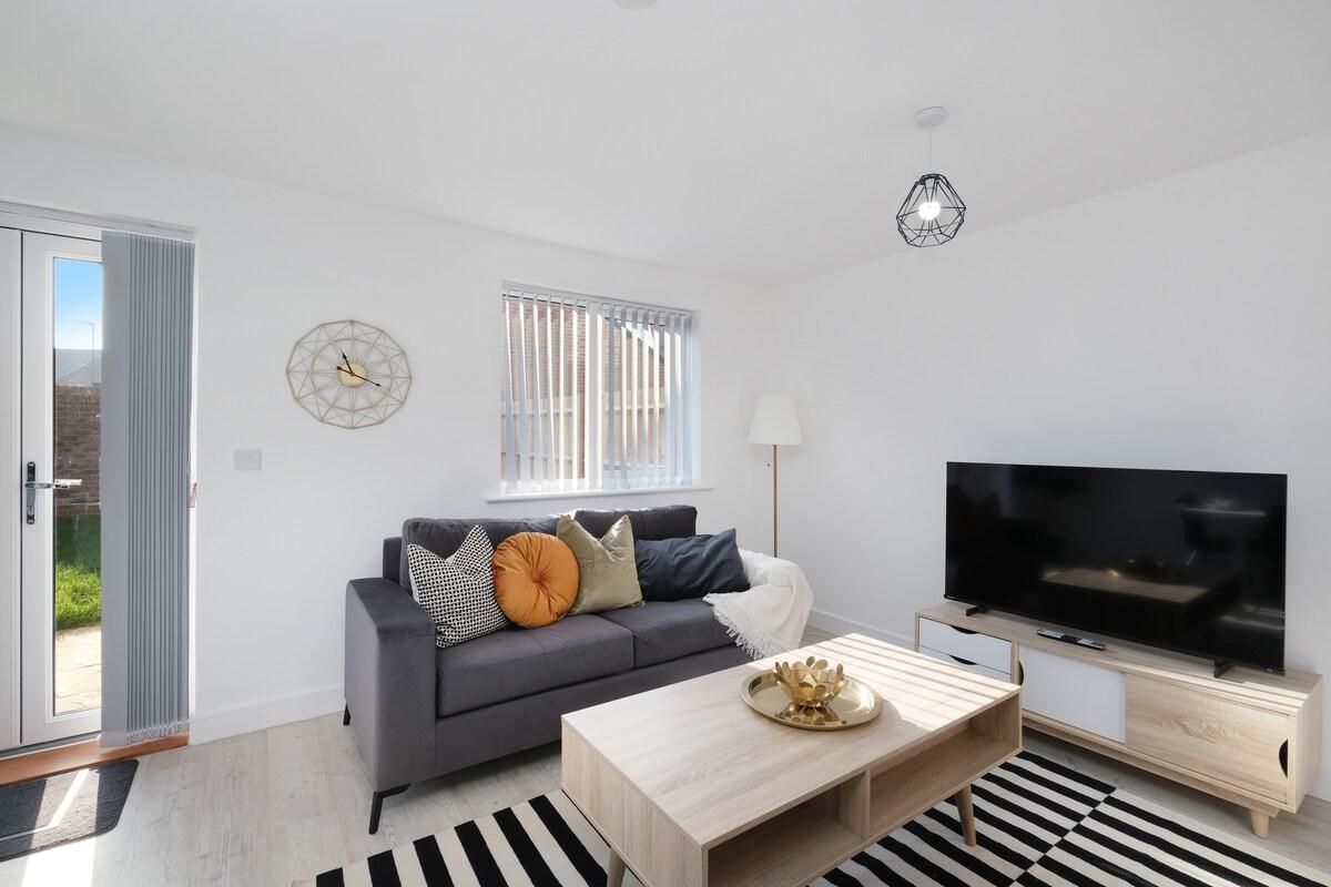 Luxaura 5 Bedroom 3 Bath Service House w/ Parking1