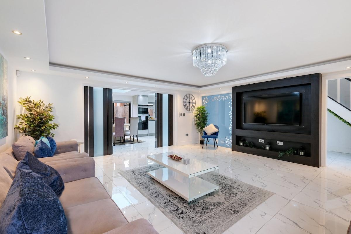 Stunning 5 Bedroom, 3 Bathroom Home in Windsor4