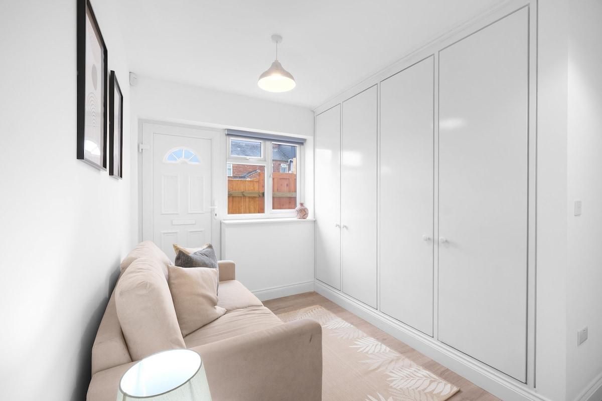 Stylish 4 Bedroom, 2.5-Bath Home in Borehamwood4