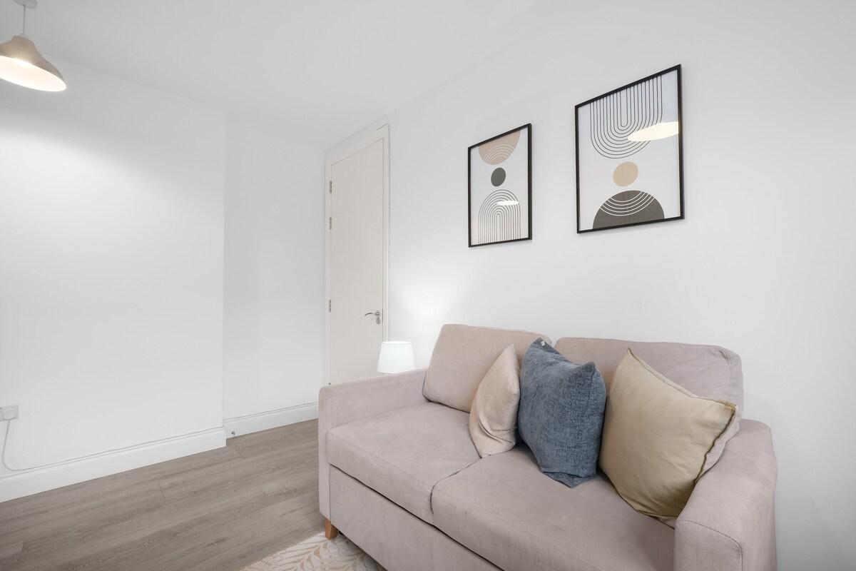 Stylish 4 Bedroom, 2.5-Bath Home in Borehamwood5