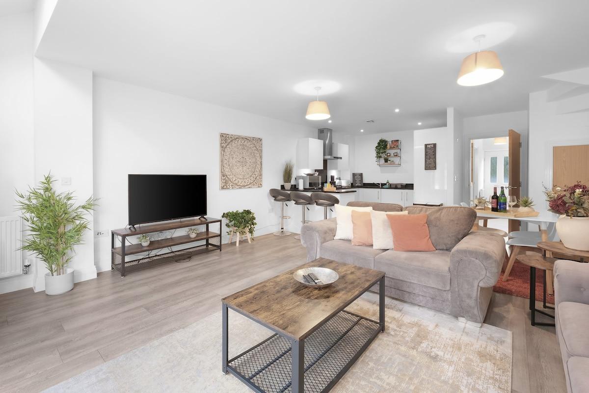 Spacious 6 Bedroom 2 Bath Serviced Hse w/ Parking1