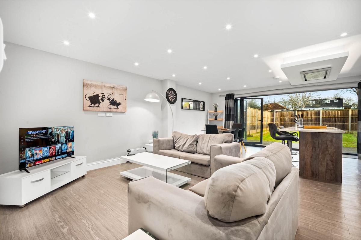 Grand 5 Bedrooms and 2 Bath Birmingham Home1